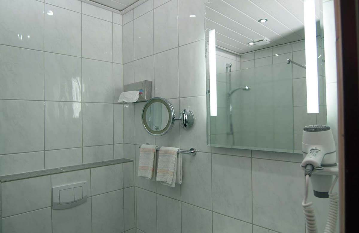 Bad mit Dusche, Fön und Kosmetikspiegel